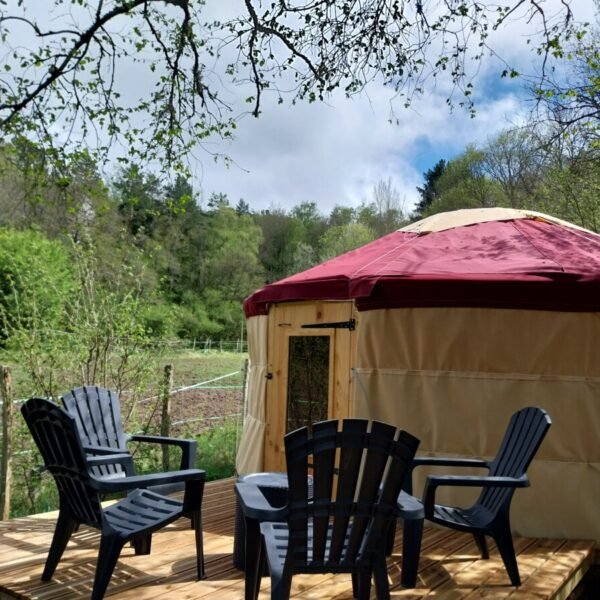 Terrasse d'une des Yourtes des 5 Chemins dans le massif du Sancy dans le Puy de Dôme en Auvergne