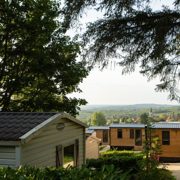 Le village de mobil-home du Camping Sunelia le Sequoia à Payrac dans le Lot en Occitanie