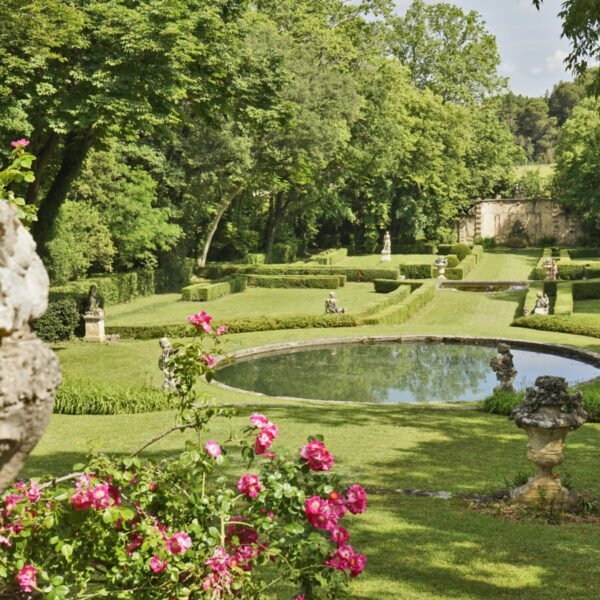 Vu sur le jardin avec la nature de Château de l’Engarran à Lavérune en Hérault, Occitanie