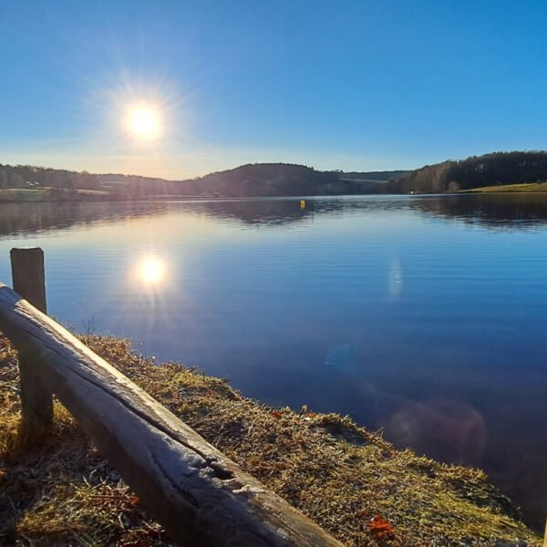 Le Lac du Camping Domaine relais du lac Saint Gervais en Aveyron proche de Laguiole et de l'Aubrac