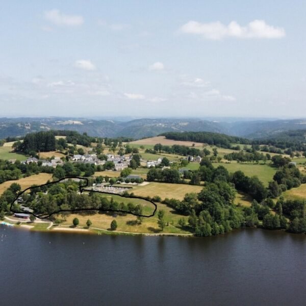 Vue aérienne du Camping Domaine relais du lac Saint Gervais en Aveyron proche de Laguiole et de l'Aubrac