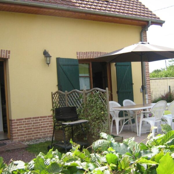 Terrasse avec salon de jardin et barbecue au Gîte - Le Batteux à Somme, Hauts de France