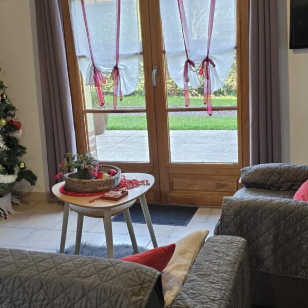 Salon décoré pour Noel avec vu sur terrasse au Gîte - Le Batteux à Somme, Hauts de France