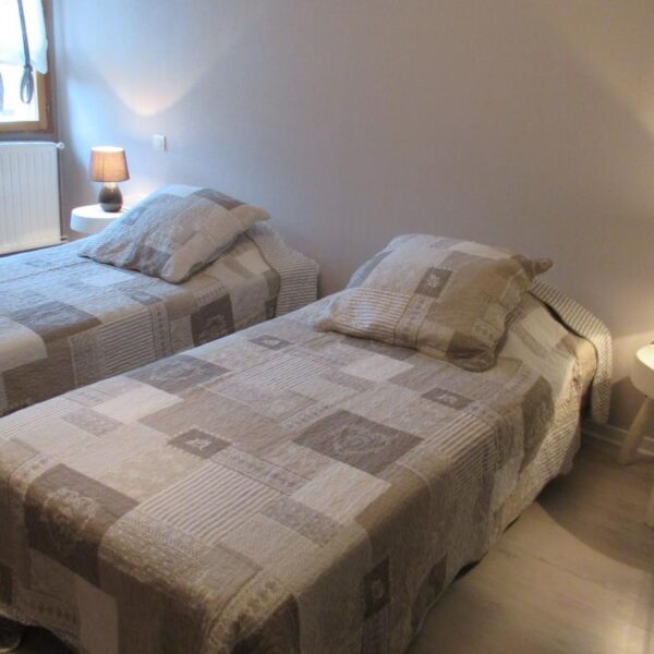 Chambre avec deux lit cosy au Gîte - La Forge à Quesnoy le Montant à Somme en Hauts de France