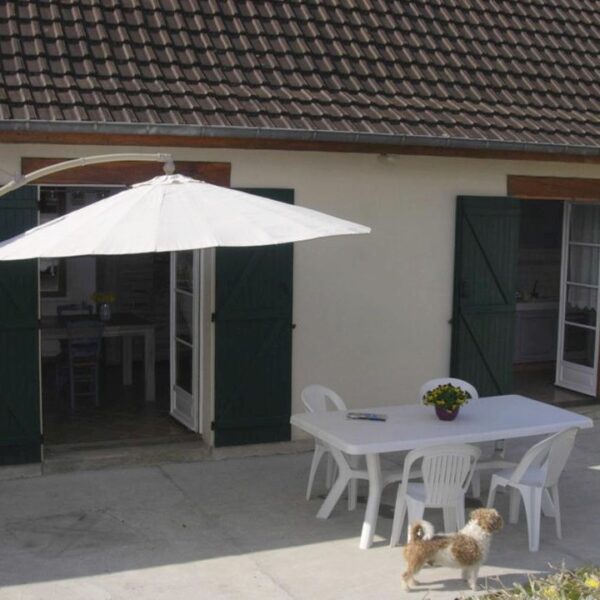 Terrasse ensoleillée avec parasol et table avec chaises au Gîte - La Forge à Quesnoy le Montant à Somme en Hauts de France