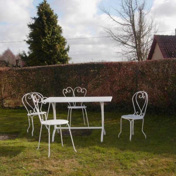 Jardin clos avec table et chaises du Gîte - La Forge à Quesnoy le Montant à Somme en Hauts de France