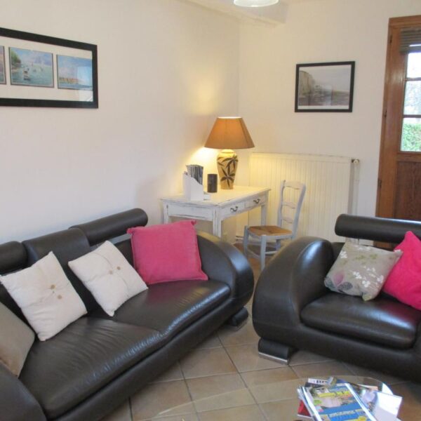 Salle de séjour avec deux canapés confortables au Gîte - La Forge à Quesnoy le Montant à Somme en Hauts de France