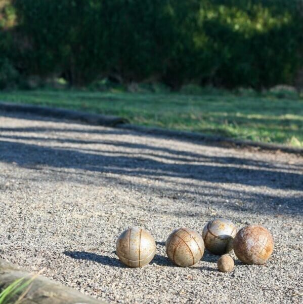 Terrain de pétanque chez Gîte Mont Magique à Dragey Ronthon dans la Manche, Normandie