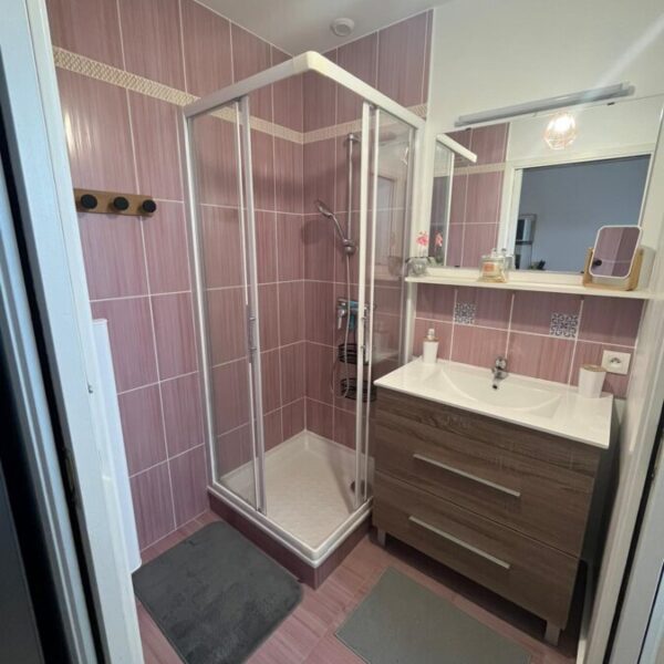 Salle de bain totalement fonctionnelle chez Gîte Mont Magique à Dragey Ronthon dans la Manche, Normandie
