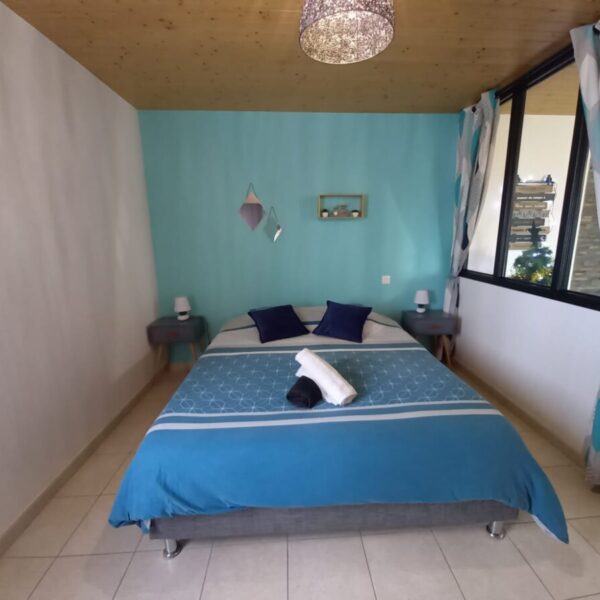 Chambre avec un lit double chez Gîte Mont Magique à Dragey Ronthon dans la Manche, Normandie