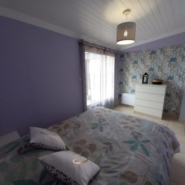 Chambre avec lit double chez Gîte Mont Magique à Dragey Ronthon dans la Manche, Normandie