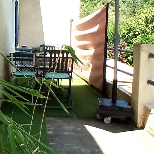 Terrasse privée des Gites de la Papeterie dans le Gard à St Laurent le Minier en Occitanie