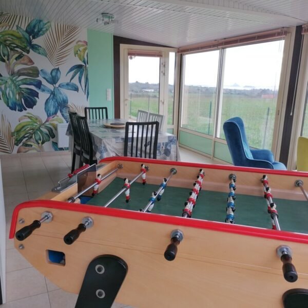 Baby foot avec vu sur la véranda chez Gîte Mont Magique à Dragey Ronthon dans la Manche, Normandie