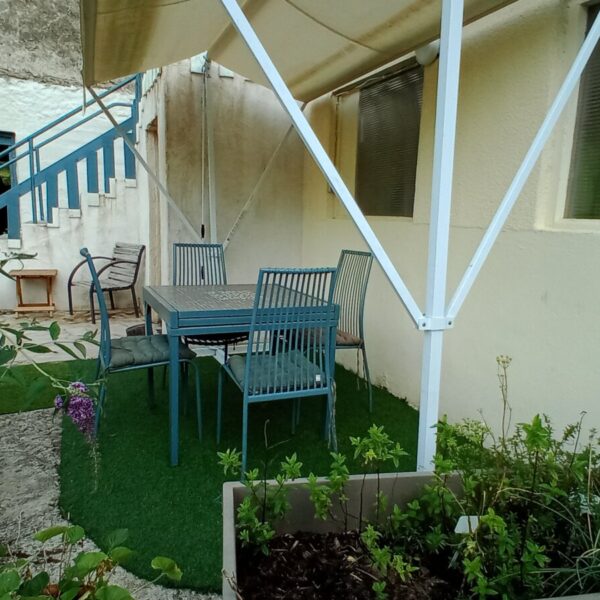 Terrasse privée des Gites de la Papeterie dans le Gard à St Laurent le Minier en Occitanie