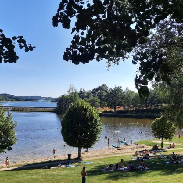 Vue sur le Lac au Camping Domaine relais du lac Saint Gervais en Aveyron proche de Laguiole et de l'Aubrac