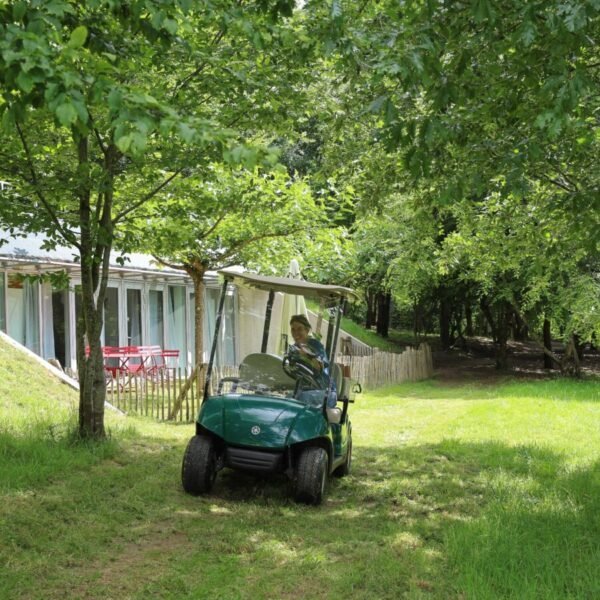 Grand jardin de la Résidence de tourisme Les Collines de Sainte-Féréole en Corrèze près de Brive la Gaillarde