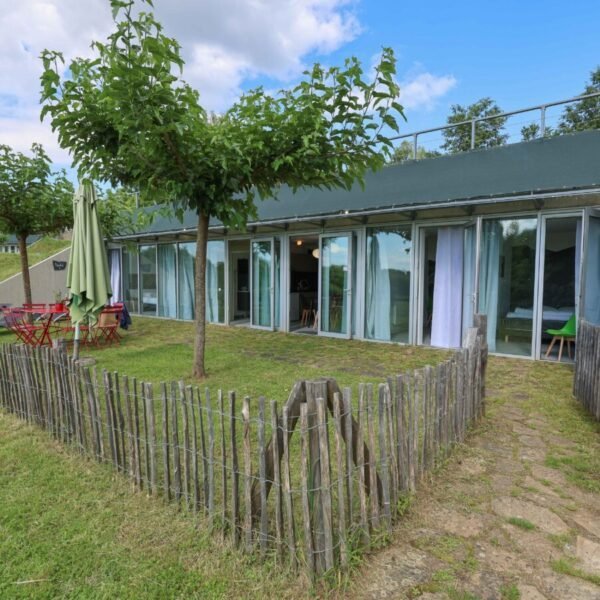 Jardin clos des gites de la Résidence de tourisme Les Collines de Sainte-Féréole en Corrèze près de Brive la Gaillarde