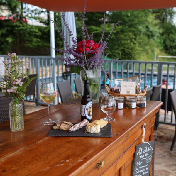 Terrasse du snack de la Résidence de tourisme Les Collines de Sainte-Féréole en Corrèze près de Brive la Gaillarde