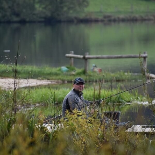 Personne à la pêche à coté du Camping Domaine relais du lac Saint Gervais en Aveyron proche de Laguiole et de l'Aubrac