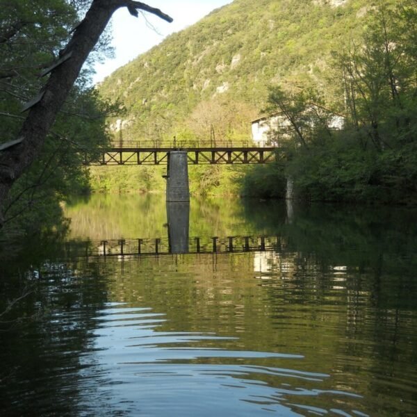 La rivière près des Gites de la Papeterie dans le Gard à St Laurent le Minier en Occitanie