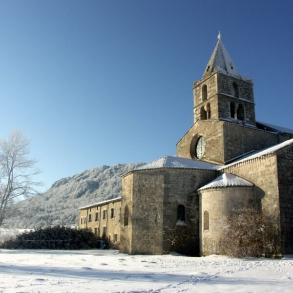 Abbaye sous la neige près du Gîte La Vercorelle dans la Drôme dans le Vercors à Léoncel en Rhône Alpes