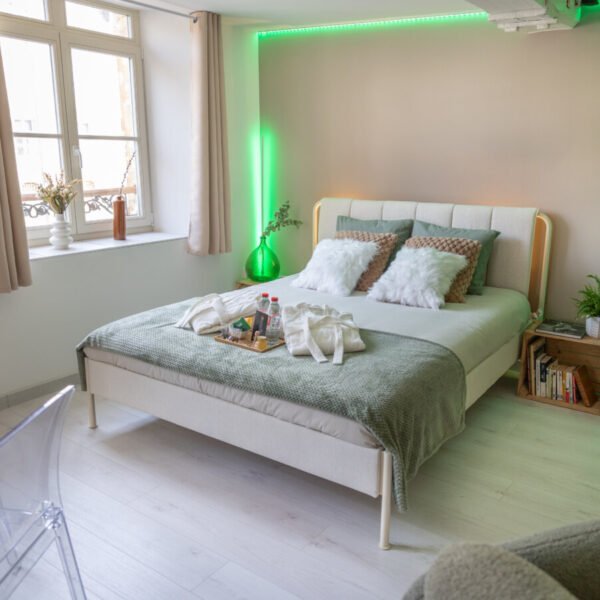 Lit double confortable du Gite Ô pied du château à Sedan dans les Ardennes dans le Grand Est