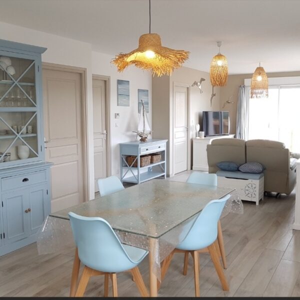 Salle à manger et séjour à Les Gites en Baie de Somme à Saint Valery sur Somme dans la Somme en Hauts de France