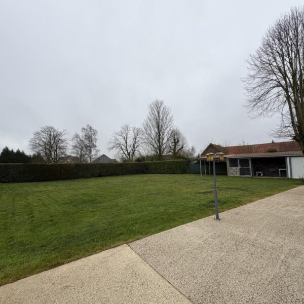 Jardin clos du gite chez Zel dans la somme à THIEULLOY L'ABBAYE