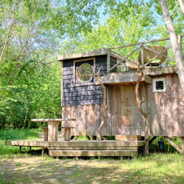 Vu extérieure de le cabane au sol à Cabanes de La Réserve à Saint-Léger-aux-Bois en Oise, Hauts de France