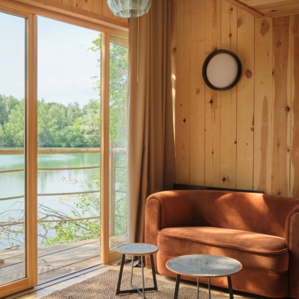 Salle cosy à l'intérieur de la cabane à Cabanes de La Réserve à Saint-Léger-aux-Bois en Oise, Hauts de France