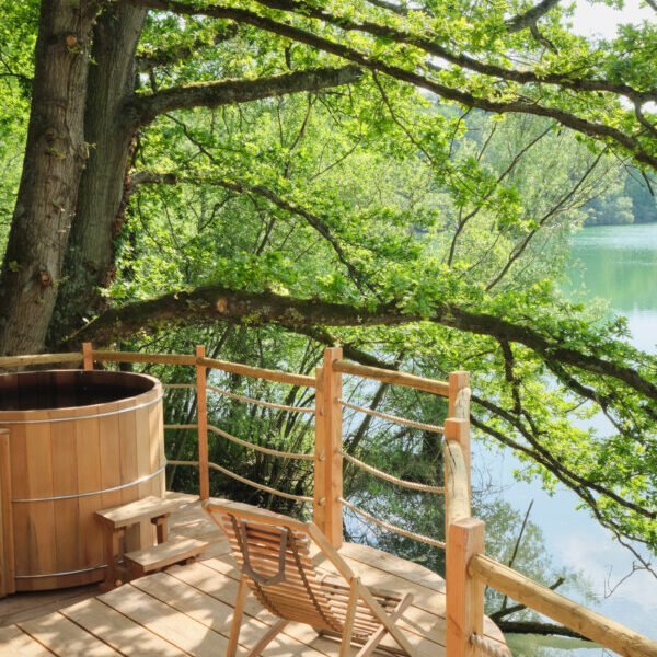 Vu de le bain nordique vers le bord d'eau et la nature à Cabanes de La Réserve à Saint-Léger-aux-Bois en Oise, Hauts de France