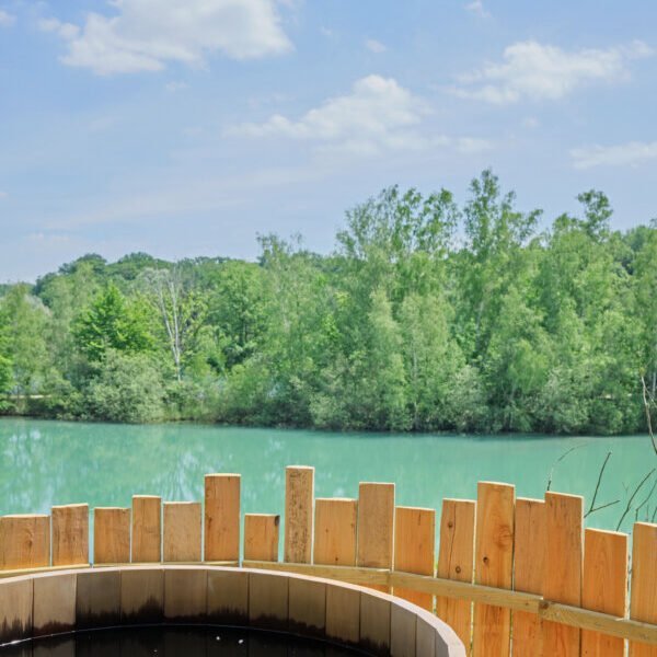 Vu sur le lac de le bain nordique à Cabanes de La Réserve à Saint-Léger-aux-Bois en Oise, Hauts de France