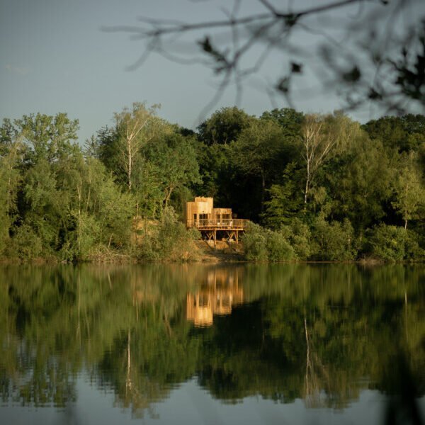 Cabane sur pilotis sur l'eau à Cabanes de La Réserve à Saint-Léger-aux-Bois en Oise, Hauts de France