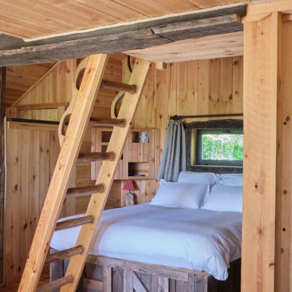 Vu interieure de une cabane avec lit double et escalier à Cabanes de La Réserve à Saint-Léger-aux-Bois en Oise, Hauts de France