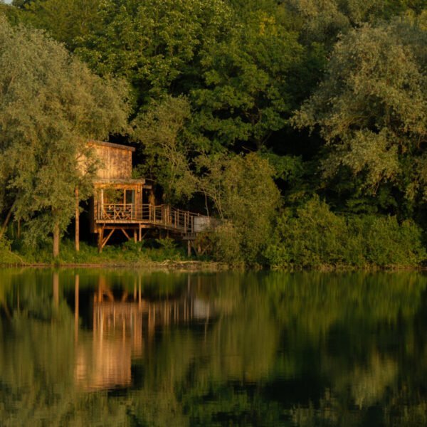 Cabane sur pilotis au bord de l'eau à Cabanes de La Réserve à Saint-Léger-aux-Bois en Oise, Hauts de France