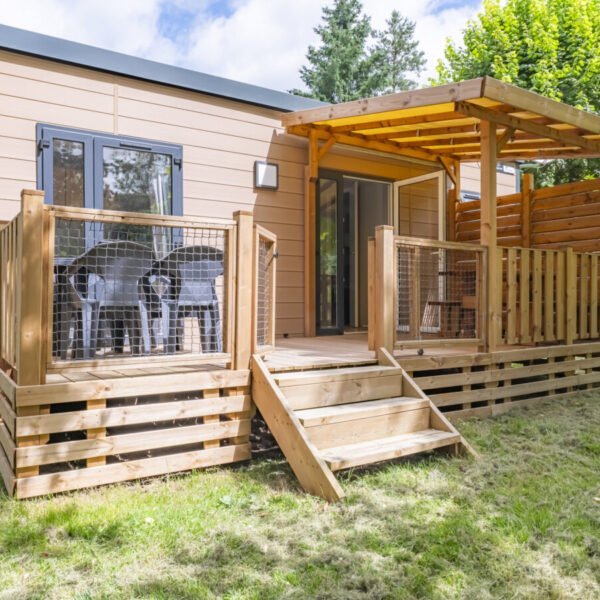 Vue exterieure du Mobil Home Premium au Camping Paradis Val de Coise à Saint Galmier dans la Loire en Auvergne Rhône Alpes
