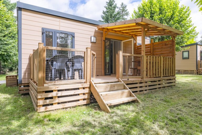 Vue exterieure du Mobil Home Premium au Camping Paradis Val de Coise à Saint Galmier dans la Loire en Auvergne Rhône Alpes