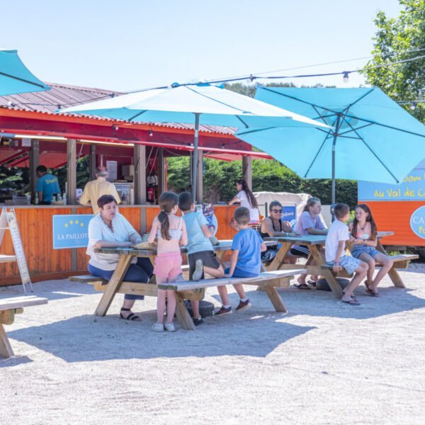 Snack Bar au Camping Paradis Val de Coise à Saint Galmier dans la Loire en Auvergne Rhône Alpes