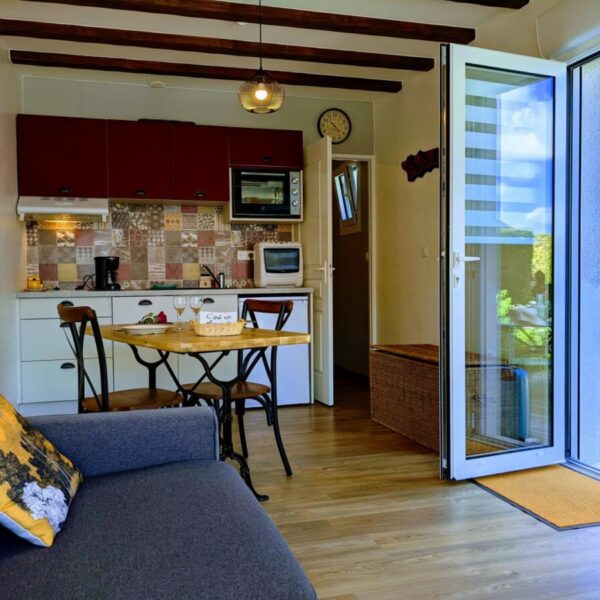 Espace repas du Studio le 42près de la Baie de Somme dans la Somme dans les Hauts de France