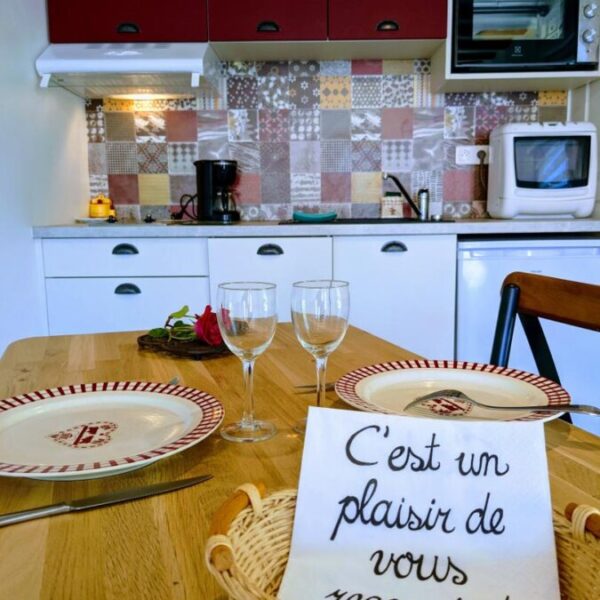 Cuisine et table du Studio le 42près de la Baie de Somme dans la Somme dans les Hauts de France