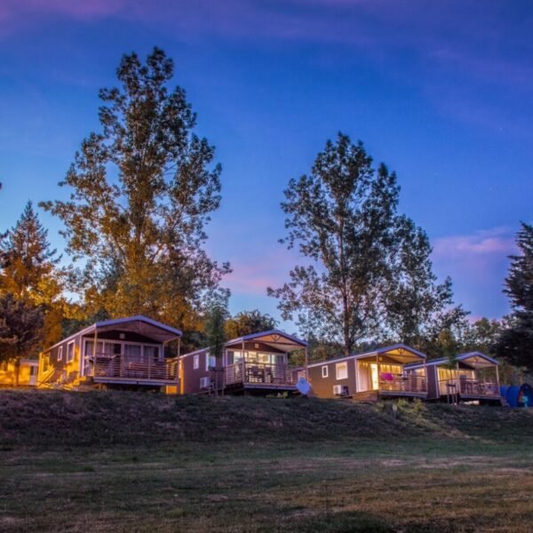 Hebergements au Camping Paradis Val de Coise à Saint Galmier dans la Loire en Auvergne Rhône Alpes