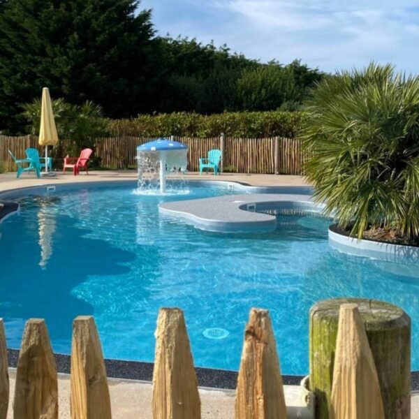 Piscine au Camping Domaine de Mesqueau à Plougasnou en Finistère, Bretagne