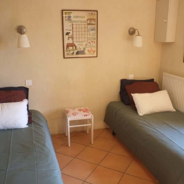 Chambre avec deux lits simples au Gite La Sagnarde à Loubressac dans le Lot proche de la Vallée Dordogne