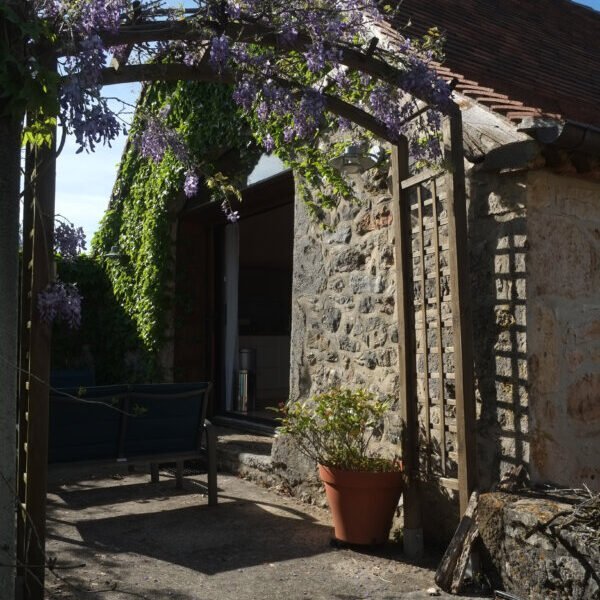 Terrasse fleurie devant l'entrée du Gite La Sagnarde à Loubressac dans le Lot proche de la Vallée Dordogne