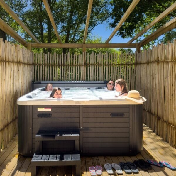 Jacuzzi au Camping Domaine de Mesqueau à Plougasnou en Finistère, Bretagne