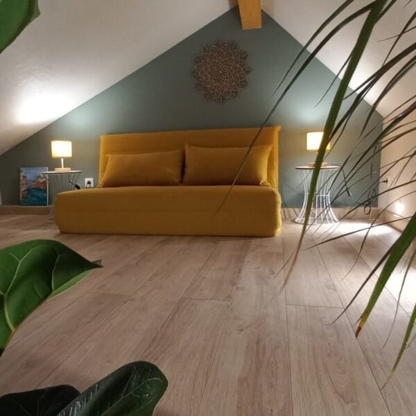 Mezzanine avec canapé convertible de La cabane de Shakespeare à Haguenau en Alsace
