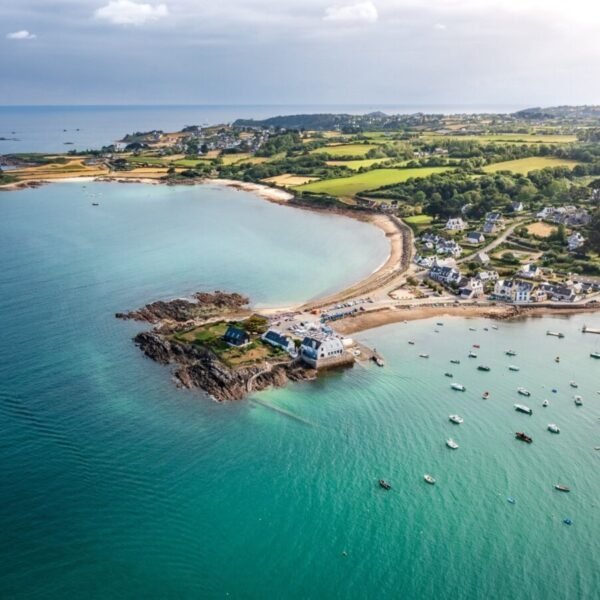 Plage proche du Camping Domaine de Mesqueau à Plougasnou en Finistère, Bretagne