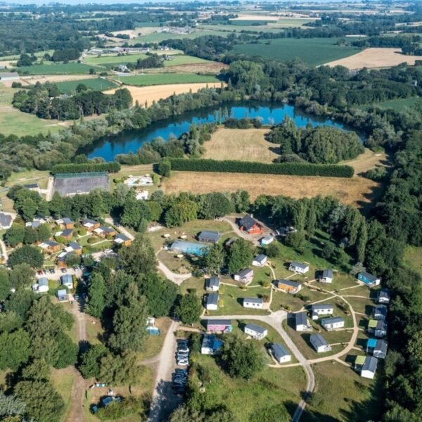 Vue aerienne du Camping Domaine de Mesqueau à Plougasnou en Finistère, Bretagne
