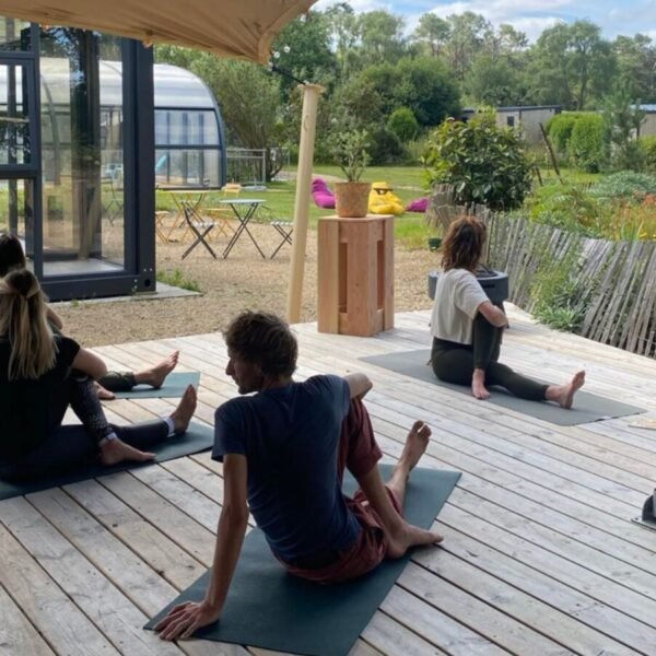Cours de yoga au Camping Domaine de Mesqueau à Plougasnou en Finistère, Bretagne