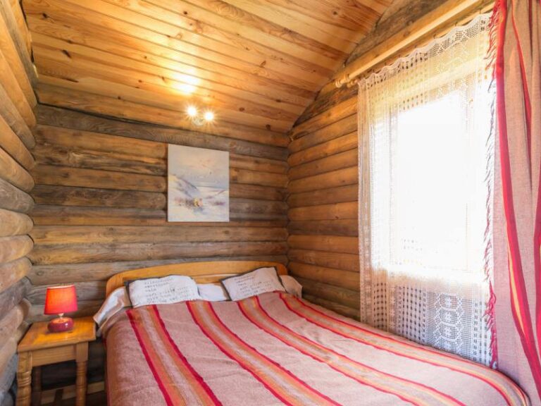 Chambre avec double lit à Le Chalet en Valorbiquet à Calvados en Normandie